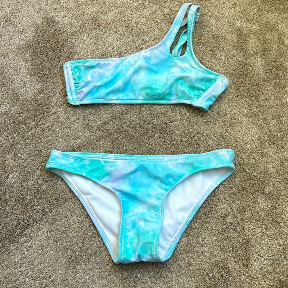 Two Piece Bikini set
Adjustable Back clasp
Single strap